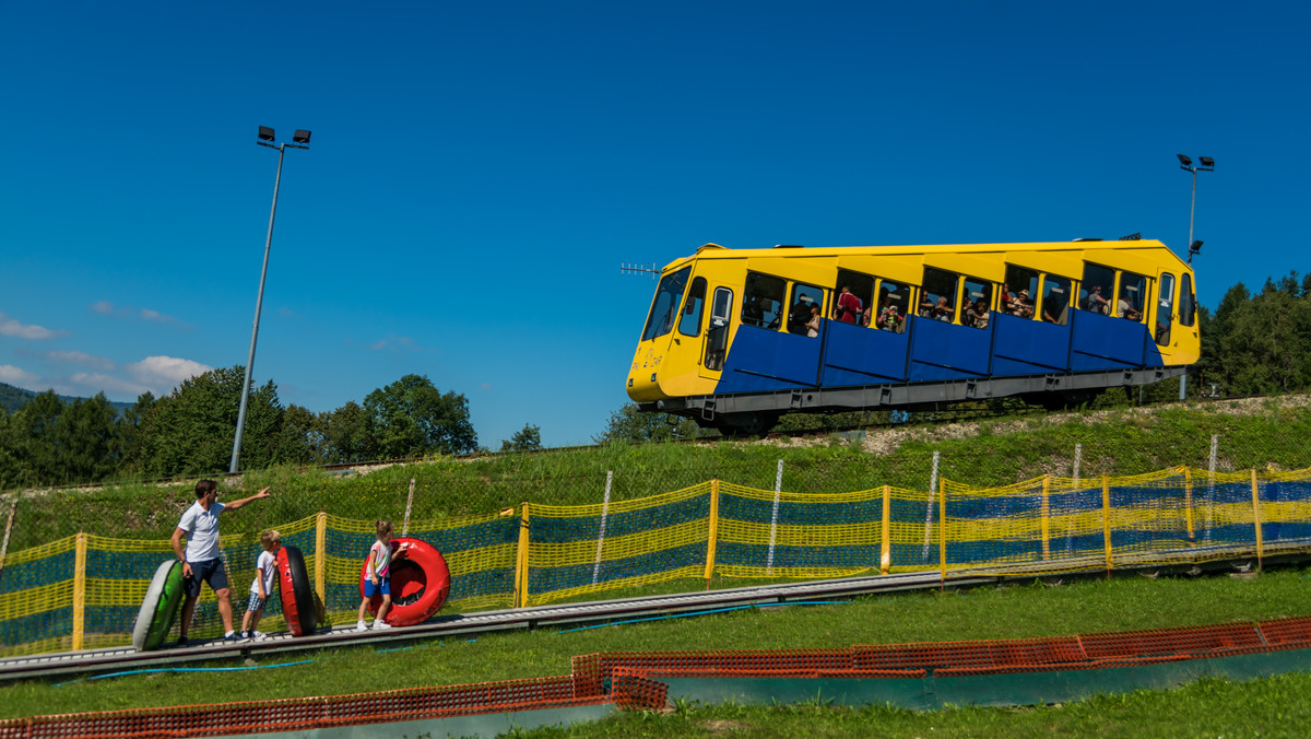 74 turystów, wśród których były 53 osoby niepełnosprawne, ewakuowali w czwartek przed południem strażacy z wagoników kolei terenowo-linowej na górę Żar w Międzybrodziu Żywieckim w Beskidach. Przyczyną była awaria w układzie zasilania – podali strażacy.