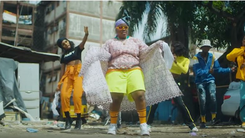 Teni mixing pop culture with street culture as an 'area mummy' in her new video for 'Sugar Mummy. (YouTube/Teni Entertainer)