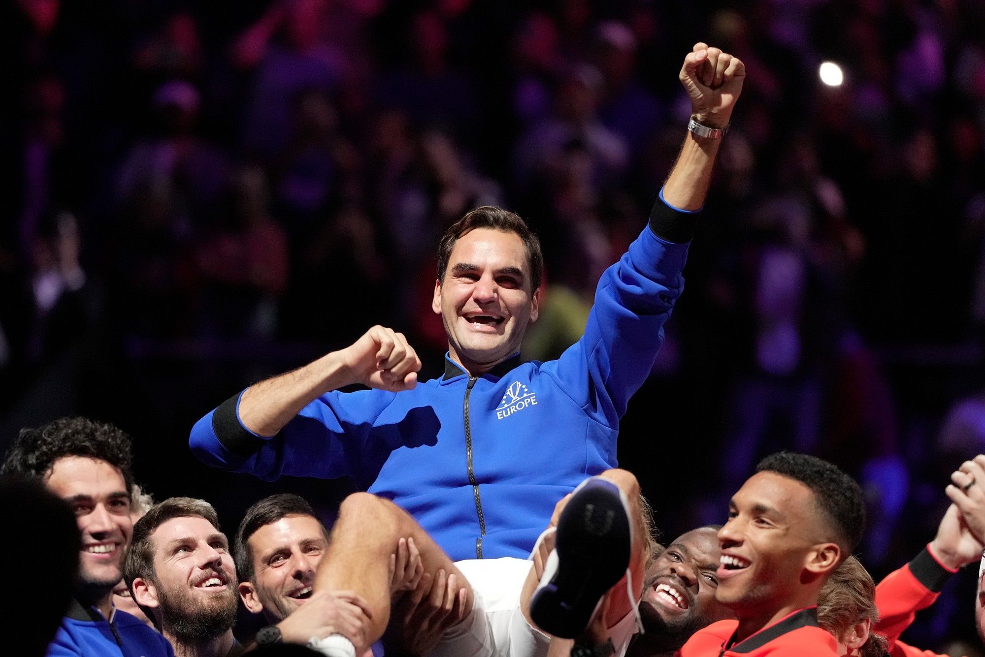 Švajčiarsky tenista Roger Federer z Tímu Európa odpovedá na otázky v rozhovore po zápase štvorhry.