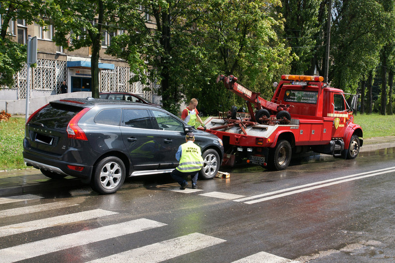 Kiedy policja i straż miejska mogą odholować auto