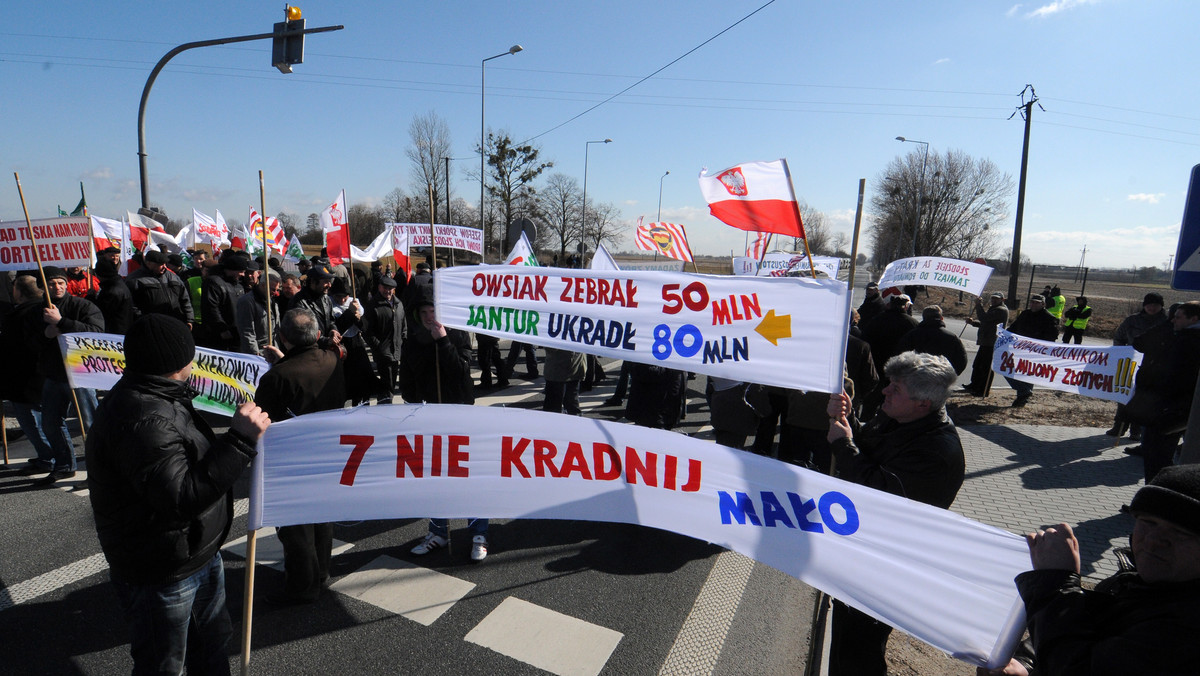 Około stu rolników blokowało w poniedziałek przez dwie godziny drogę krajową nr 1 Toruń-Włocławek niedaleko Aleksandrowa Kujawskiego (woj. kujawsko-pomorskie). Protestujący to wierzyciele spółki Jantur z Nieszawy, która zbankrutowała dwa lata temu.