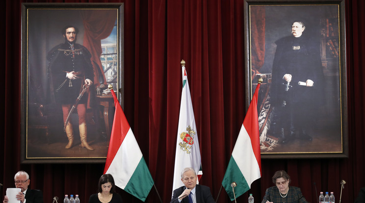 Tarlós István főpolgármester, Bagdy Gábor  és Szalay-Bobrovniczky Alexandra főpolgármester-helyettesek, valamint Sárádi Kálmánné főjegyző (jobbra) a Fővárosi Közgyűlés ülésén a Városházán/ Fotó:MTI/Illyés Tibor