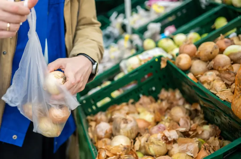 Opłata recyklingowa nie objęła tzw. zrywek, w których często kupuje się świeże produkty