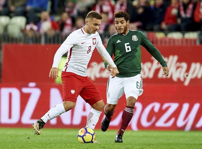 Karol Linetty (L) i Jonathan dos Satnos (P)