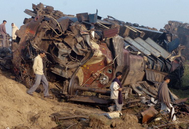 INDIA-TRAIN-ACCIDENT-VILLAGERS