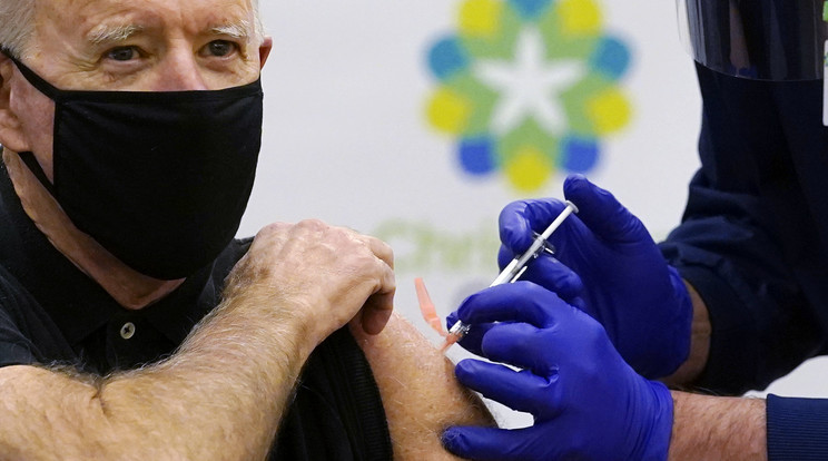 Joe Biden megválasztott amerikai elnök beadatja magának a koronavírus elleni vakcina második adagját delaware-i otthonától nem messze, egy newarki kórházban 2021. január 11-én. /Fotó: MTI/AP/Susan Walsh