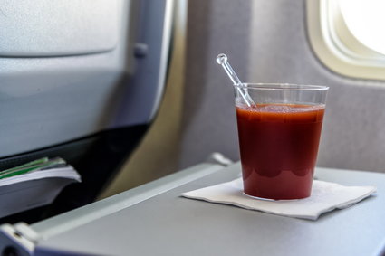 Dlaczego w samolotach smakuje nam sok pomidorowy, nawet jeśli na ziemi nie pijemy go zbyt często?