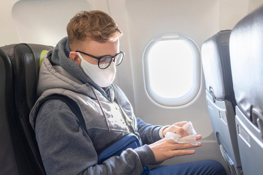 Zakrywanie nosa i ust - na przykład maseczką - może stać się elementem nowej codzienności w podróżach lotniczych.