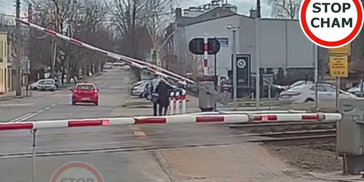 Niebezpieczne zdarzenie na przejeździe kolejowym w Częstochowie. 