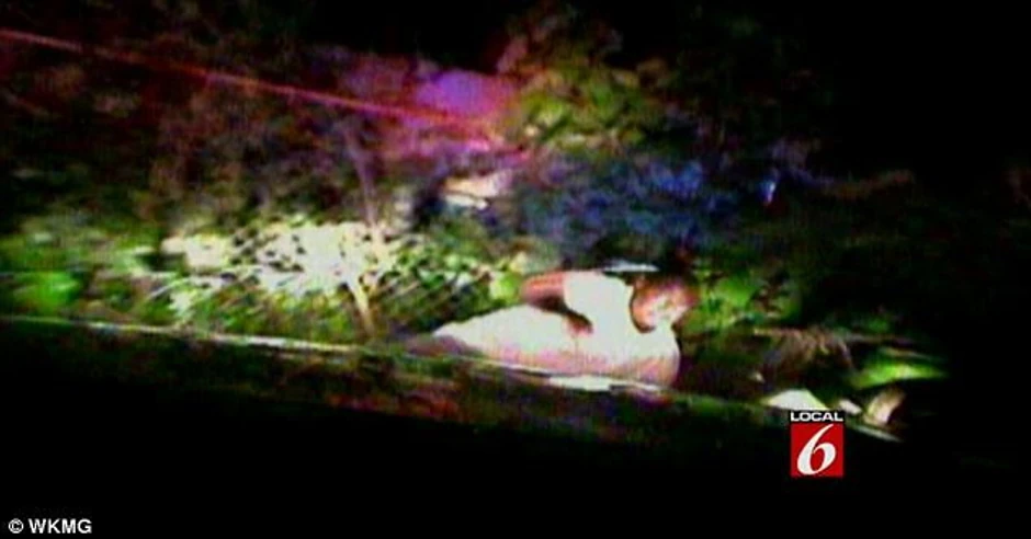 Bespomoćni Marlon Braun trenutak pre nego što će ga automobil udariti