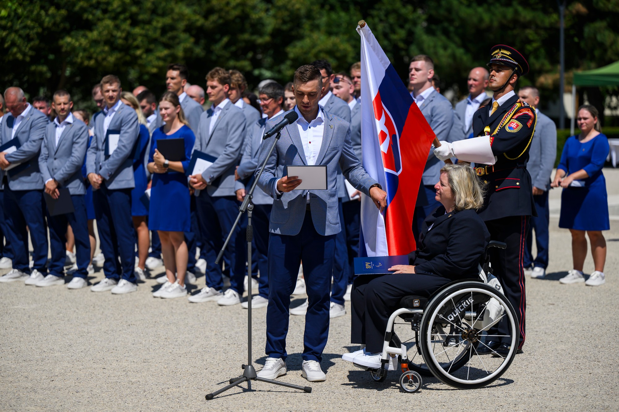 Parastolná tenistka Alena Kánová a vodný slalomár Jakub Grigar počas skladania sľubu slovenskej olympijskej a paralmypijskej výpravy na OH a POH 2024 v Paríži do rúk prezidenta SR.