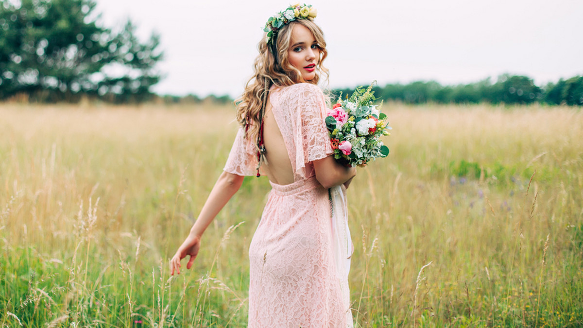 Sukienka boho - najmodniejsza propozycja na letnie wesele 2019 - Kobieta