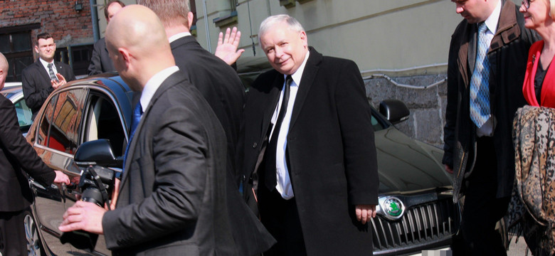 Co kryje limuzyna Jarosława Kaczyńskiego? Donald Tusk jeździ lepszą? ZDJĘCIA