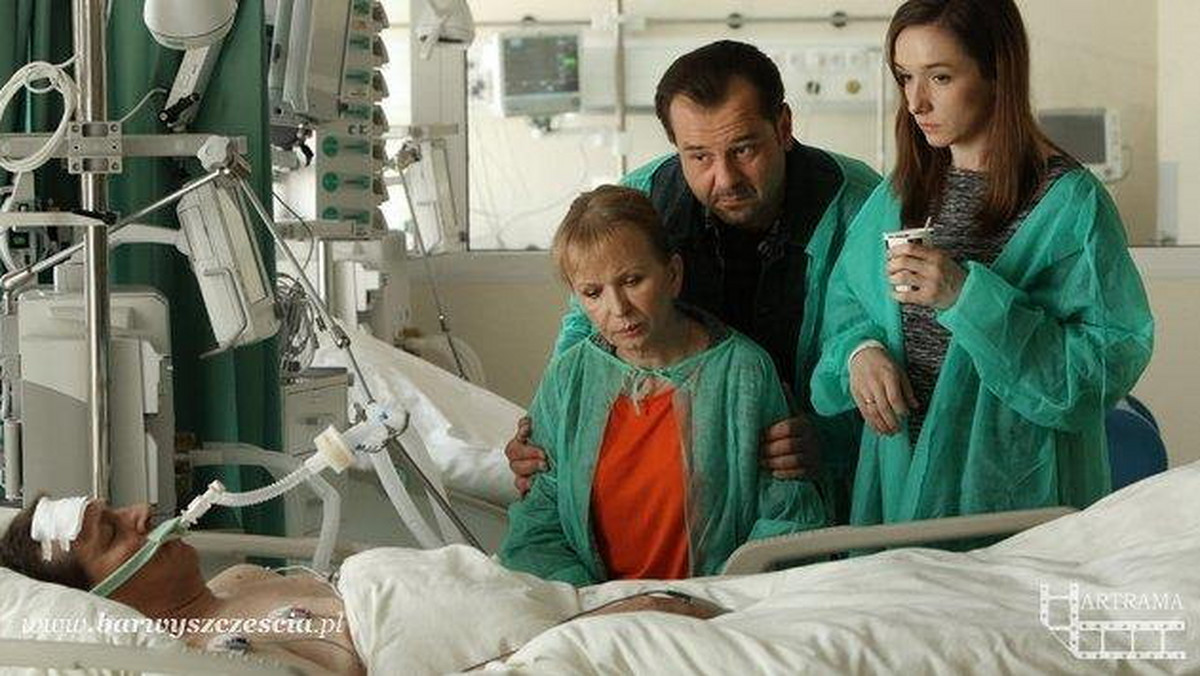 Co nas czeka w najbliższych odcinkach serialu "Barwy szczęścia"? W szpitalu gromadzą się bliscy Zenka, A Ernest chce się przyznać do potrącenia go. Co jeszcze spotka bohaterów serialu "Barwy szczęścia"?