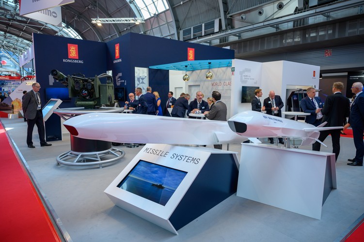 Norweski poddźwiękowy przeciwokrętowy pocisk manewrujący typu sea-skimming Naval Strike Missile zaprezentowany podczas XXX Międzynarodowego Salonu Przemysłu Obronnego w Kielcach