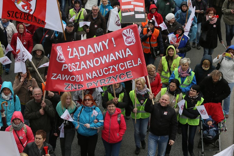 Protestujący przejdą koło Sejmu, a następnie udadzą się przed siedzibę ministerstwa edukacji narodowej. <br><br>Następnie nauczyciele spotkają się z pozostałymi manifestacjami, biorącymi udział w marszu gwiaździstym.
Do spotkania ma dojść przed Kancelarią Premiera