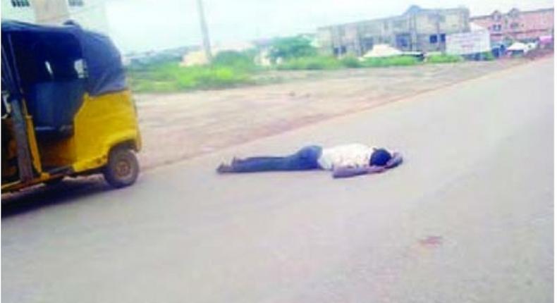 A tricycle had just avoided a man who tried to commit suicide by laying on the road