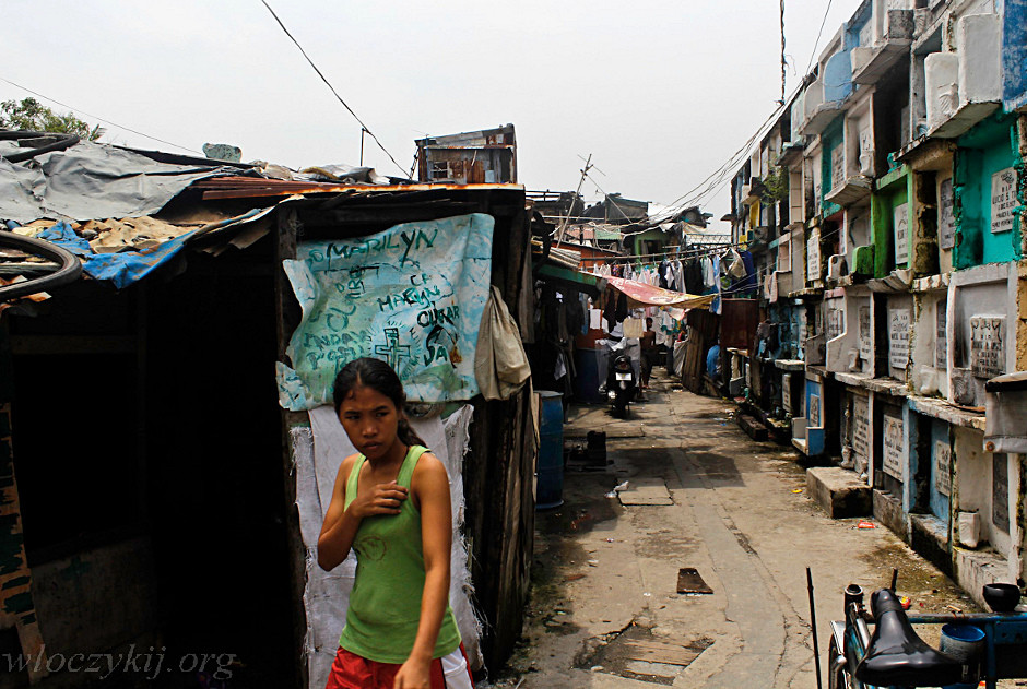 Życie na cmentarzu Navotas w Manili