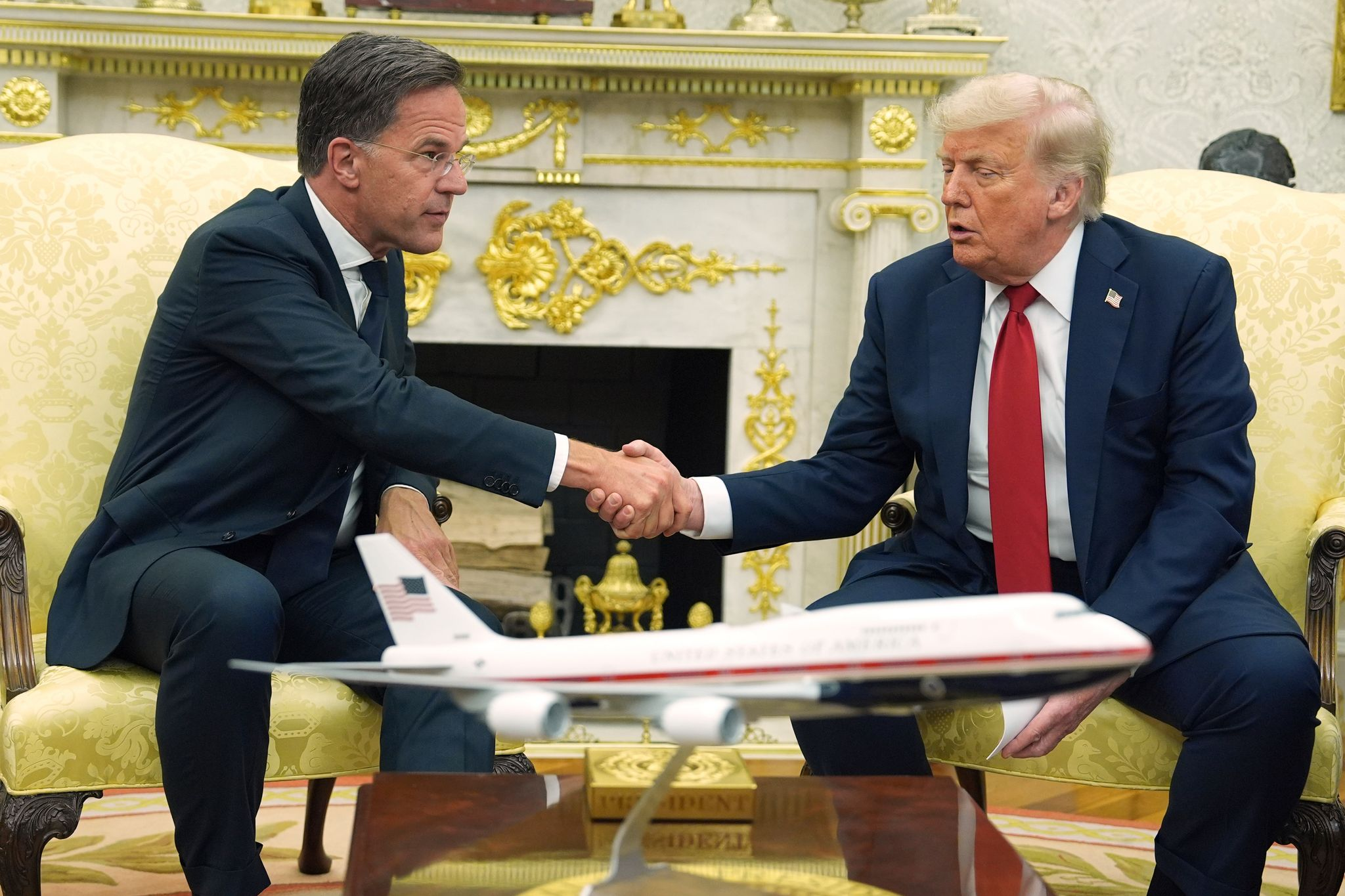 Trump droht mit 100-Prozent-Zöllen gegen Путин-Партнер