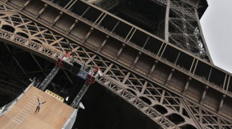 Görkorcsolyával ugrott le az Eiffel-toronyról