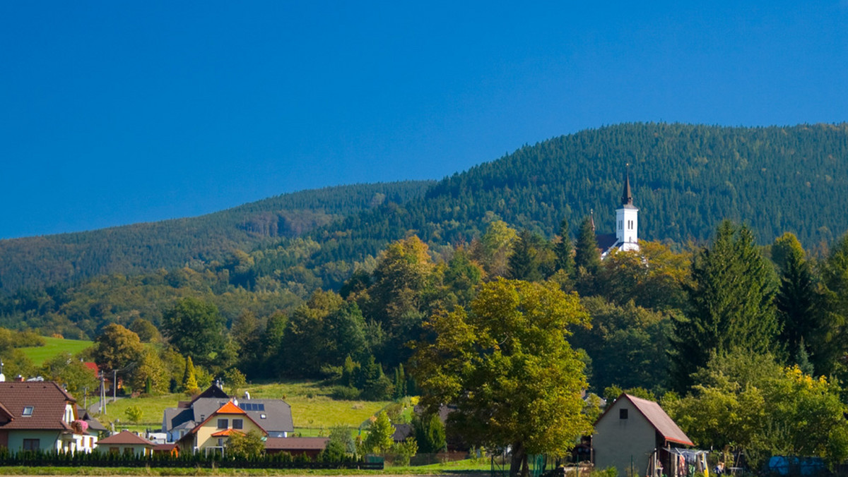 Wrzesień to idealny czas, aby wybrać się na kilka dni na Morawy - region ten, pomimo że jest tak bliski Polakom, dopiero zdobywa popularność w naszym kraju. Tymczasem znajdziemy tu wiele bardzo ciekawych zabytków, świadków historii i wielkich zdarzeń, urzekającą, dziewiczą przyrodę i… dużo wysokiej klasy wina.