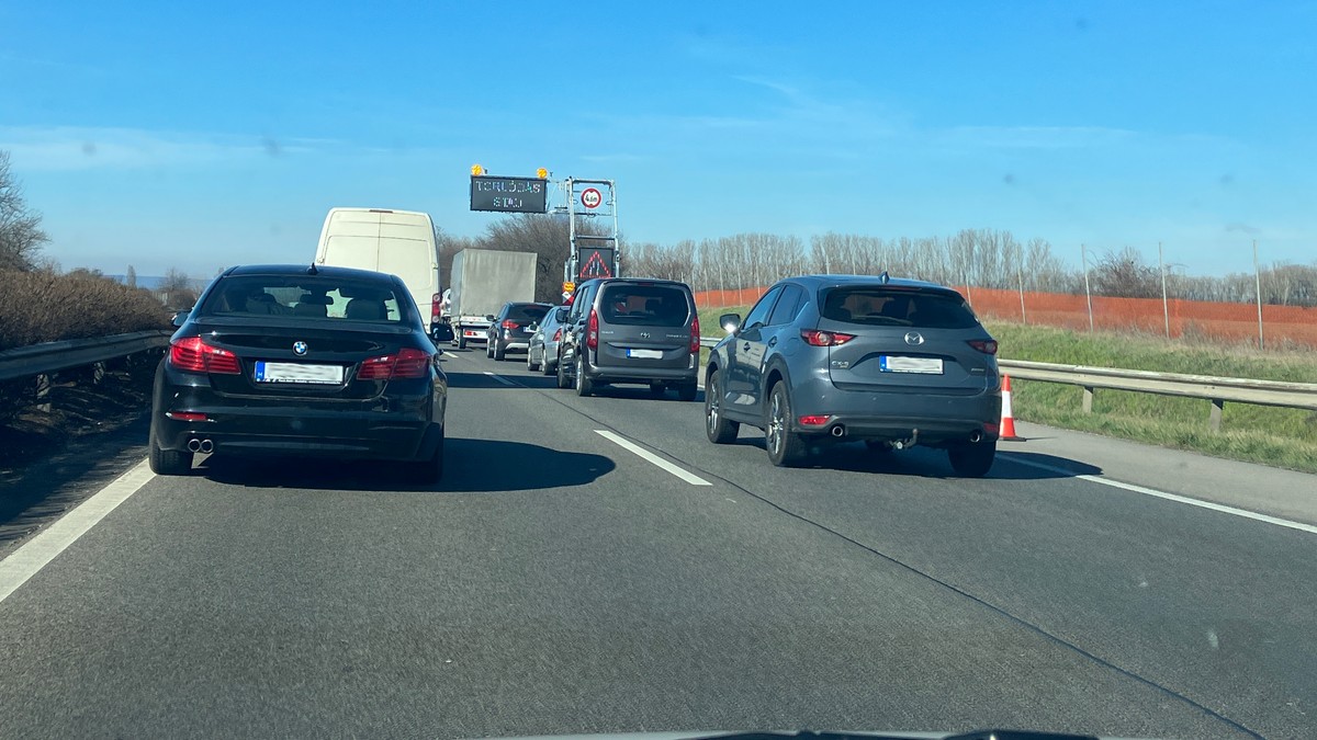Káosz kedd reggel: hét autó karambolozott az M7-esen Törökbálintnál, hatalmas a torlódás