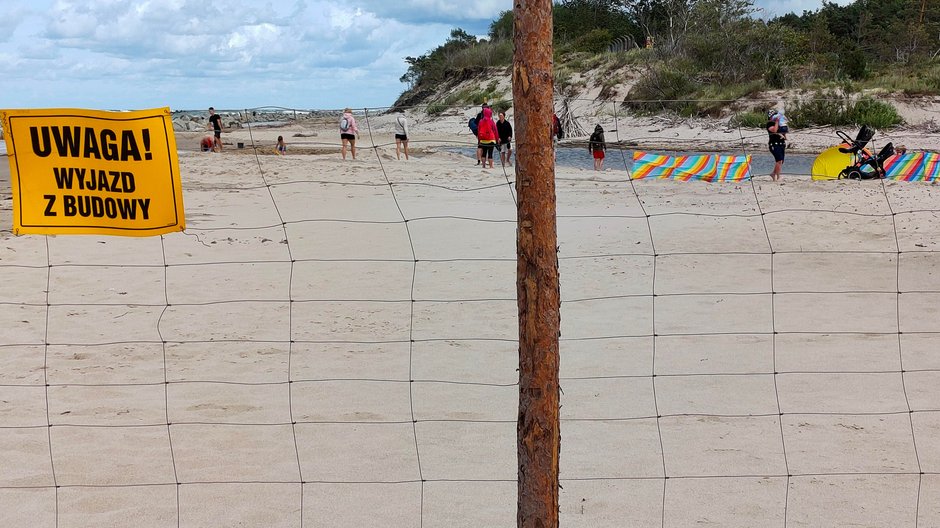 Szczyt sezonu, a plaża (teoretycznie) zamknięta. "Huk był nie do zniesienia"