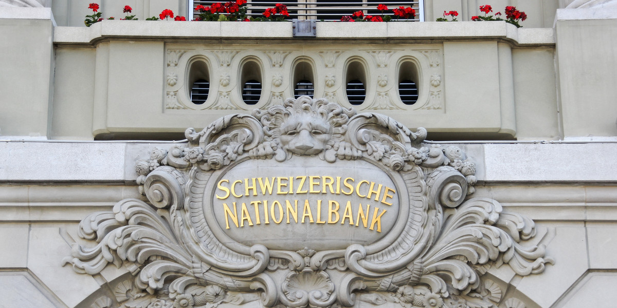 Według Szwajcarskiego Banku Narodowego wprowadzenie tzw. pieniądza suwerennego mogłoby m.in. narazić franka szwajcarskiego na znaczne wahania wartości