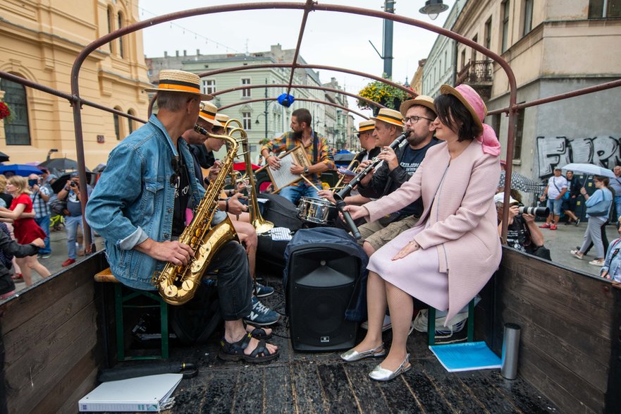 Parada swingowa ulicą Piotrkowską