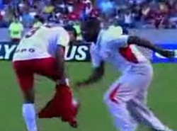 Wyleciał z boiska za... zmianę spodenek