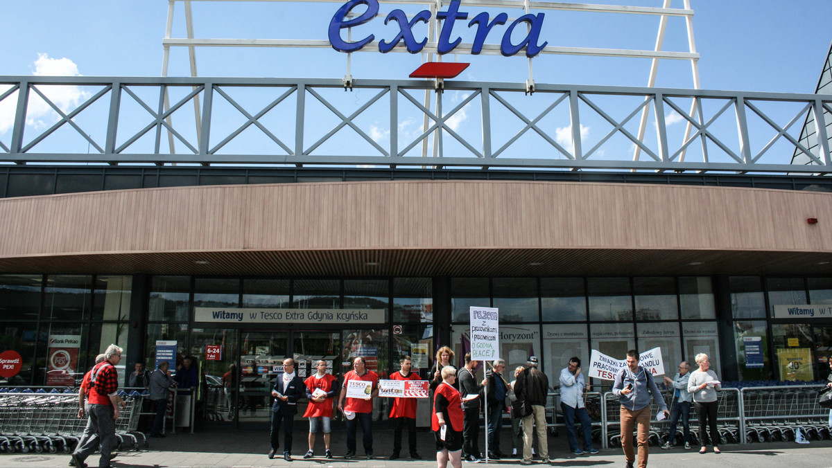 Firma zaproponowała nam 50 zł podwyżki brutto, uważamy, że jest to uwłaczające – mówili dzisiaj pracownicy Tesco, którzy protestowali w Gdyni pod jednym z marketów tej sieci. W manifestacji brali też udział związkowcy oraz przedstawiciele partii Razem. Padały mocne słowa o wyzysku, ale pojawiły się też konkretne postulaty. Nie brakuje jednak osób, które na cały spór patrzą w zupełnie innym kontekście.