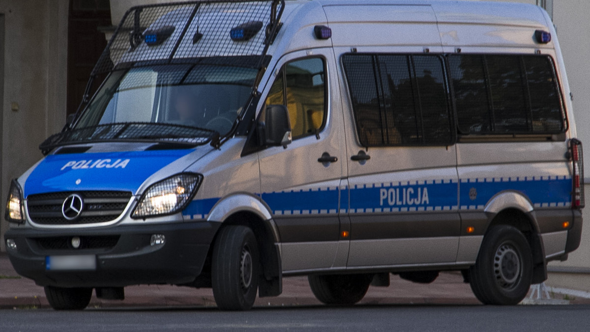 Do zdarzenia doszło w sobotę na poznańskim Łarzarzu, w bloku przy ul. Klaudyny Potockiej. 55-letni mężczyzna zabił młotkiem swoją matkę, ranił również swojego brata oraz jego 10-letniego syna. W trakcie przesłuchania przyznał się do kolejnego zabójstwa.