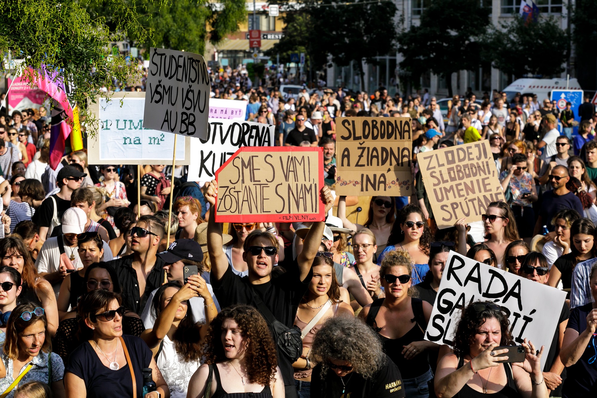 V Bratislave proti krokom Ministerstva kultúry (MK) SR protestovali v pondelok večer tisíce ľudí.