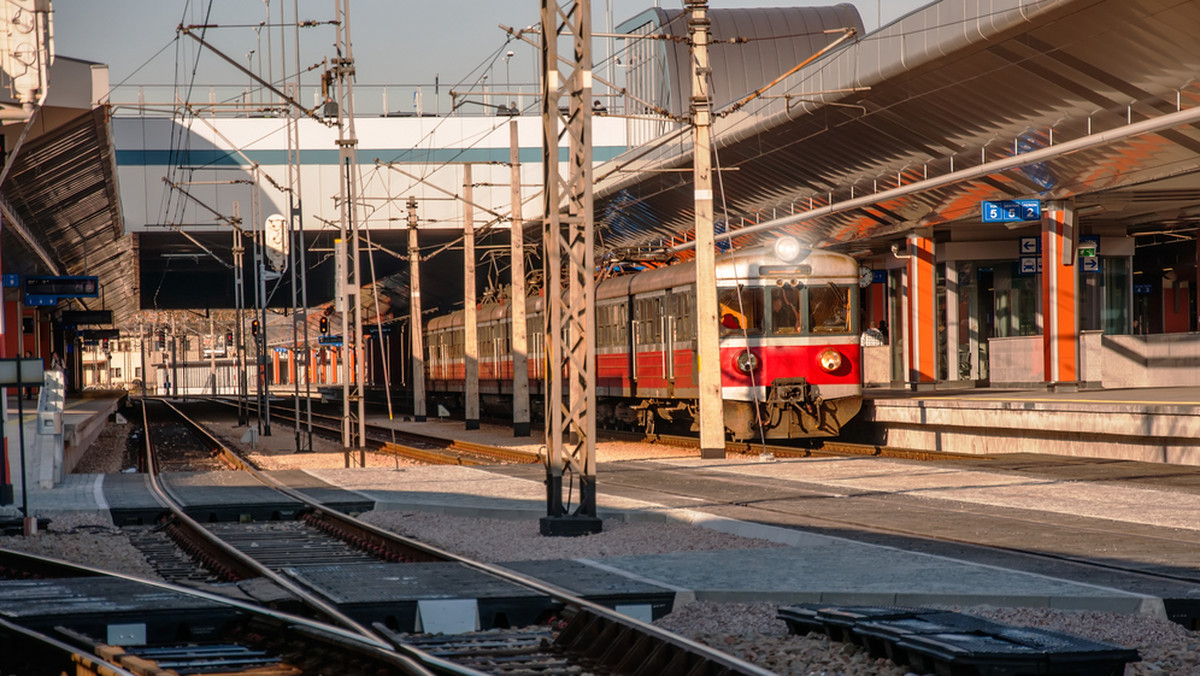 Budowa łącznicy kolejowej pomiędzy przystankami Kraków Zabłocie i Kraków Krzemionki osiągnęła półmetek. Inwestycja, która skróci o kwadrans czas przejazdu pociągów do Zakopanego i usprawni ruch w aglomeracji krakowskiej, zakończy się w czwartym kwartale 2017 r.