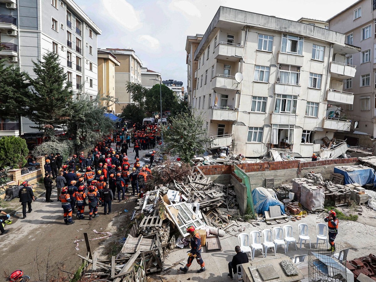 ARHITEKTA I ŠEF GRADILIŠTA IZA REŠETAKA POSLE UŽASA U TURSKOJ Petoro ljudi poginulo u urušavanju zgrade, završena potraga za nestalima