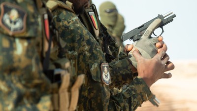 Guinean troops practice advanced weapons techniques during an exercise in Mauritania, February 15, 2020.
