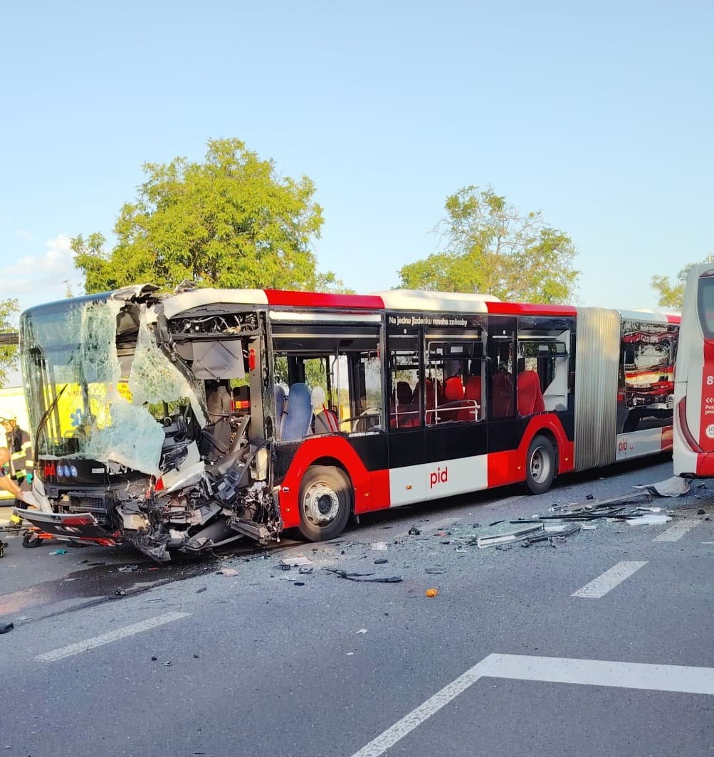 Medzi českými obcami Buštěhrad a Lidice sa zrazili dva autobusy.