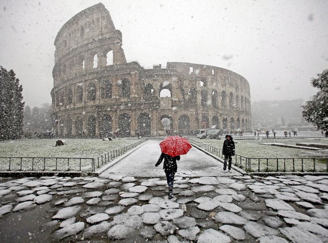 Rzymskie Koloseum zasypane przez śnieg. Ubiegła zima dała się Europejczykom we znaki