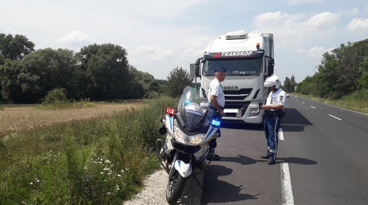 Fokozott ellenőrzésre számíthatnak a 81-es főúton utazók. /Fotó: police.hu