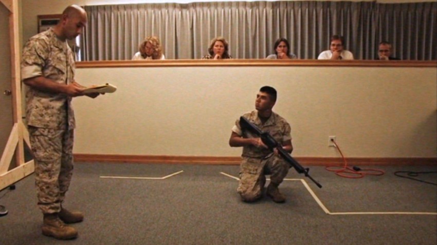 Na slici, koja je napravljena od snimka koji nije ranije prikazan, Umberto Mendoza (muškarac koji kleči) pokazuje šta se dogodilo | Foto: Michael Epstein