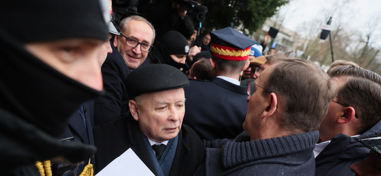 Kaczyński przed Sejmem o "bandzie złodziei". Tusk reaguje