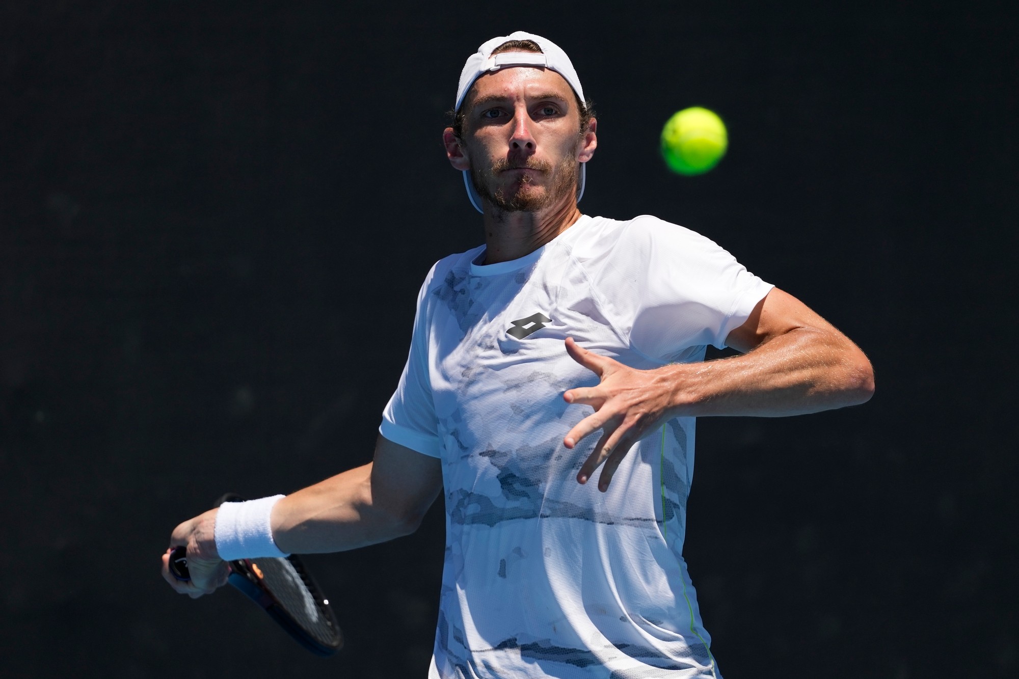 Slovenský tenista Lukáš Klein odvracia loptičku Juhokórejčanovi Soon-Wo Kwonovi v 1. kole dvojhry na grandslamovom turnaji Australian Open.