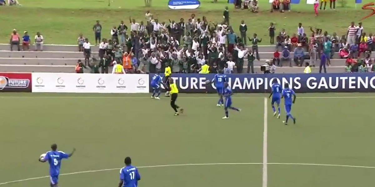Kuriozalna bramka w meczu Ferroviario Maputo - K-Stars. Wideo