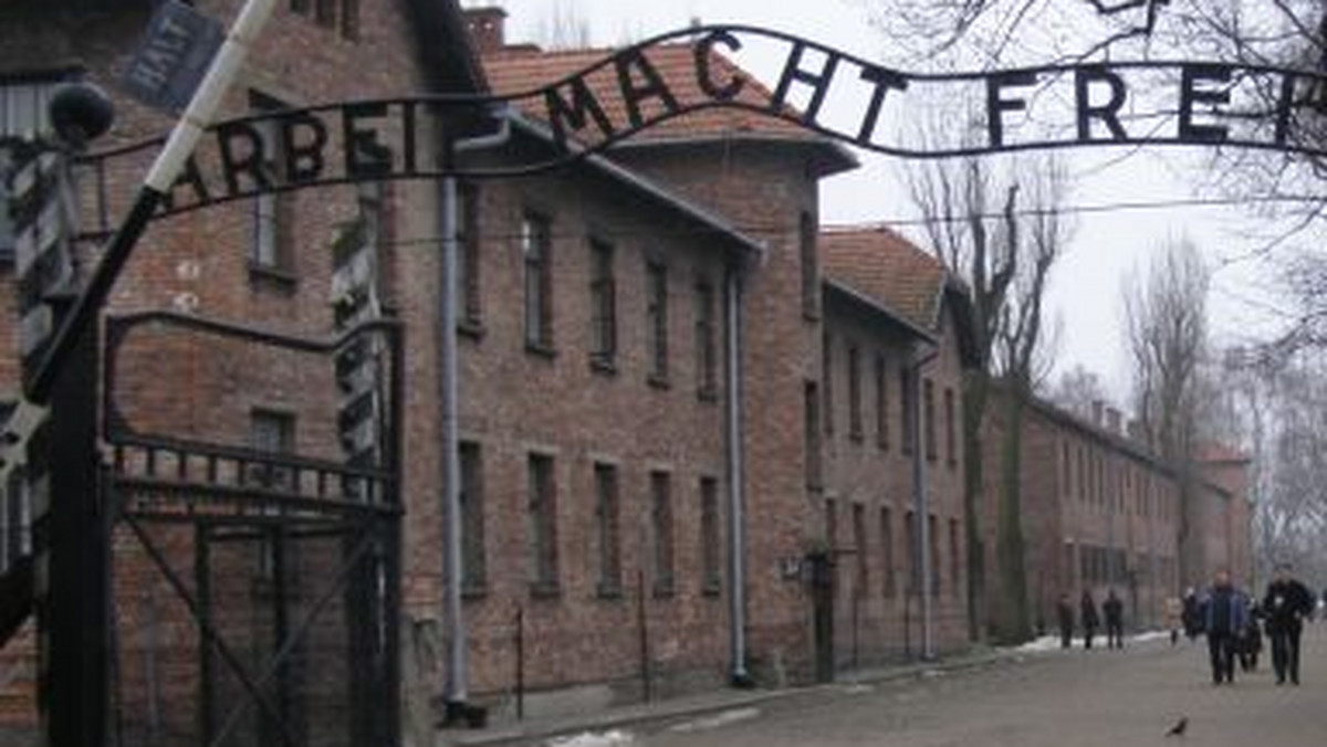 Na stronie internetowej amerykańskiej publicystki Pameli Geller pojawił się wpis, w którym oskarża władze Muzeum Auschwitz-Birkenau o dyskryminację Żydów, śpiewających religijne pieśni przed krematorium w muzeum. Głośne modlitwy zwróciły bowiem uwagę strażników. Wymiana zdań policji z rabinem zakończyła się, według Geller, jego aresztowaniem. Władze muzeum twierdzą, że został on ukarany mandatem. Amerykanka uważa jednak, że zachowanie pracowników było skandaliczne i ubliżające, a incydentu dokonali "potomkowie polskich nazistów".