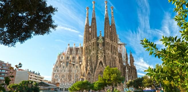 Dopiero 5. miejsce zajmuje Sagrada Familia - Świątynia Pokutna Świętej Rodziny – secesyjny kościół w Barcelonie w Katalonii o statusie bazyliki mniejszej, uważany za główne osiągnięcie projektanta Antoniego Gaudíego. Budowę świątyni rozpoczęto w 1882 roku do dzisiaj jej nie skończono.