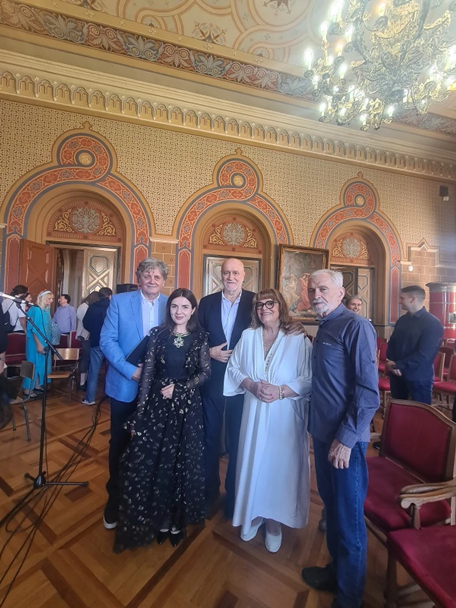 Sa mladom glumicom Danicom Petrović, Radoš bajić, Nenad Grujičić, Vesna Čipčić i Slobodan Zubanović