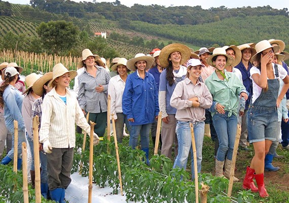 A nőknek kell elvégezni a férfias, fizikai munkákat is, ami olykor nehézséget okoz számukra.