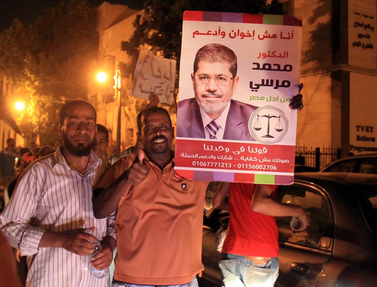 Wyborcy cieszą się ze zwycięstwa Mohameda Mersiego