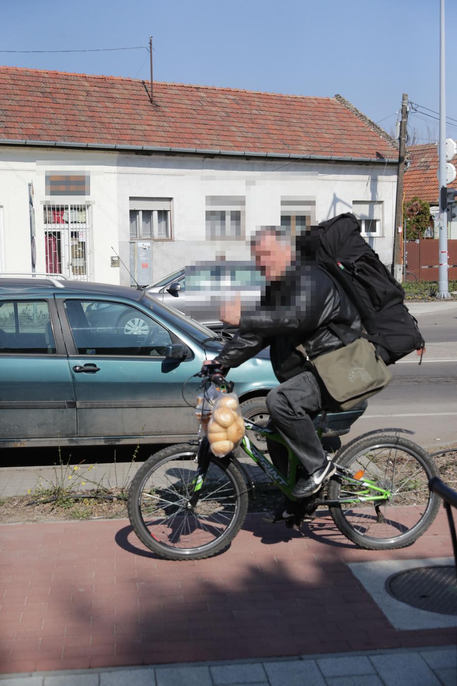 Ha nem autóval, akkor kerékpárral és hátizsákkal is be lehet szállni a felhalmozók közé /Fotó: Grnák László