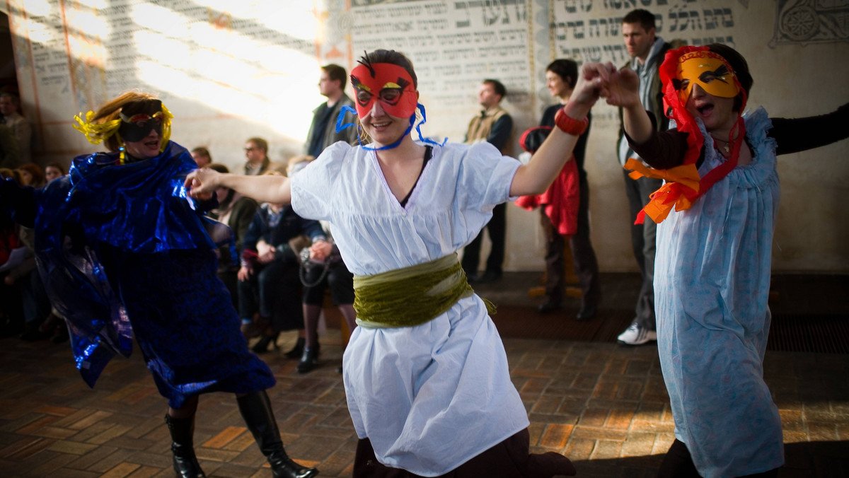 W muzeum w synagodze w Tykocinie odbył się pokaz obchodów święta Purim. Placówka od lat organizuje obchody najważniejszych żydowskich świąt, nawiązując do tradycji miasteczka, w którym przez kilka wieków istniała liczna społeczność żydowska.